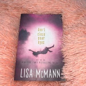 (WILL INCLUDE FREE BOOK) Don’t close your eyes by Lisa McMann